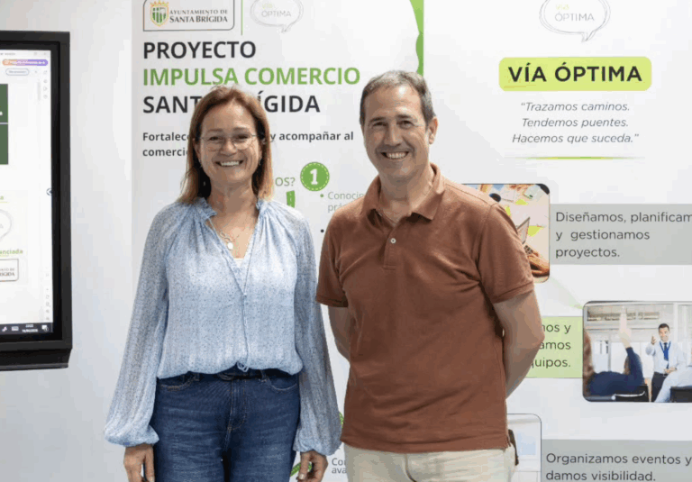 Carmen Juez y a su lado Ángel Ramos responsable de Vía Óptima