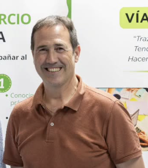 Carmen Juez y a su lado Ángel Ramos responsable de Vía Óptima